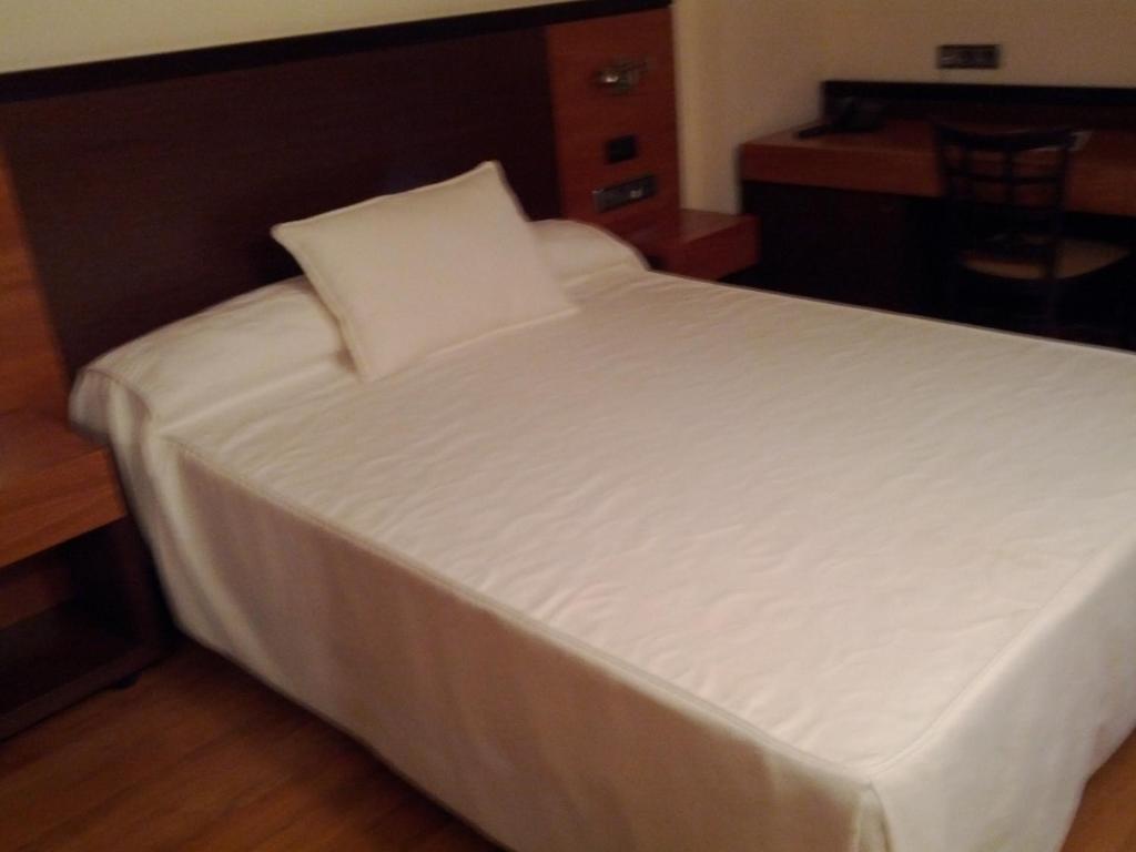 Doade Hotel Hio Bilik gambar