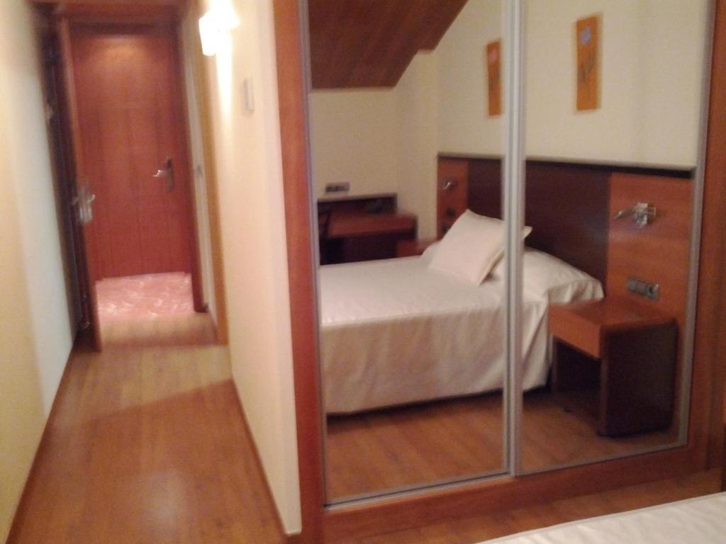 Doade Hotel Hio Bilik gambar